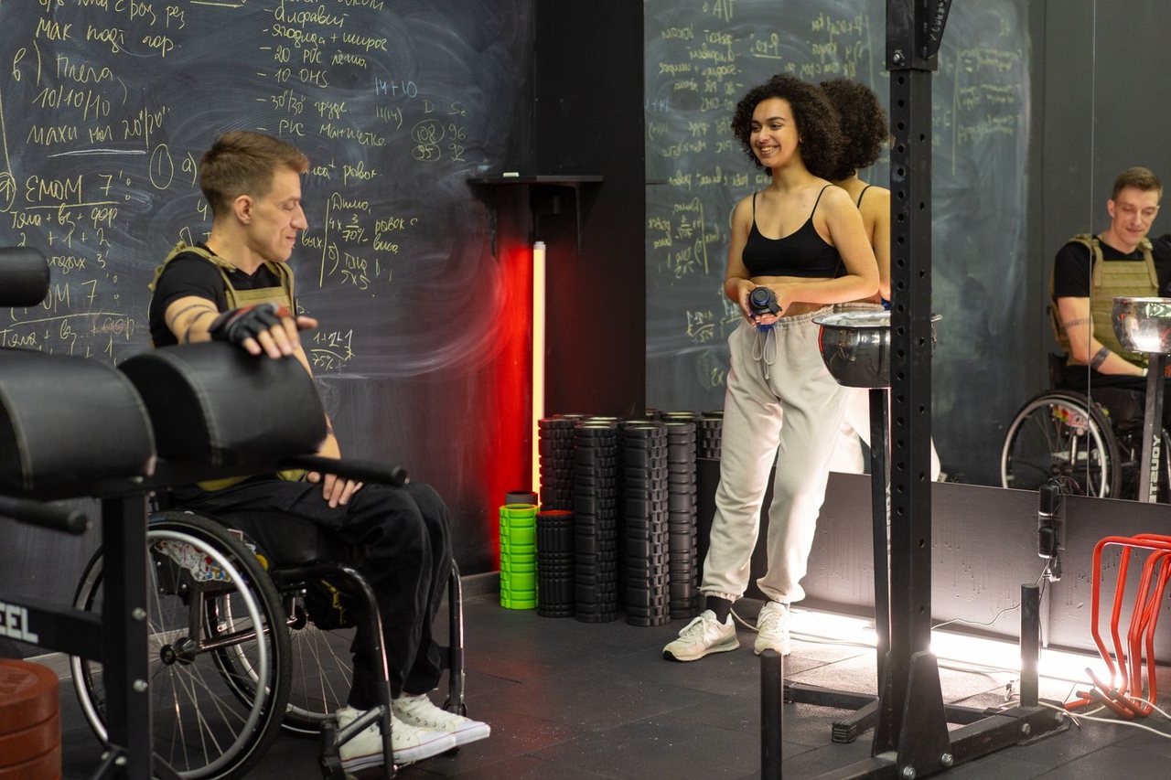 Deux sportives en salle autour d’un exercice de renforcement adapté